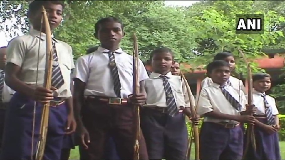 स्कूल जाने से कतराते हैं गांव के बच्चे Children carry bow & arrows to protect themselves from Naxals