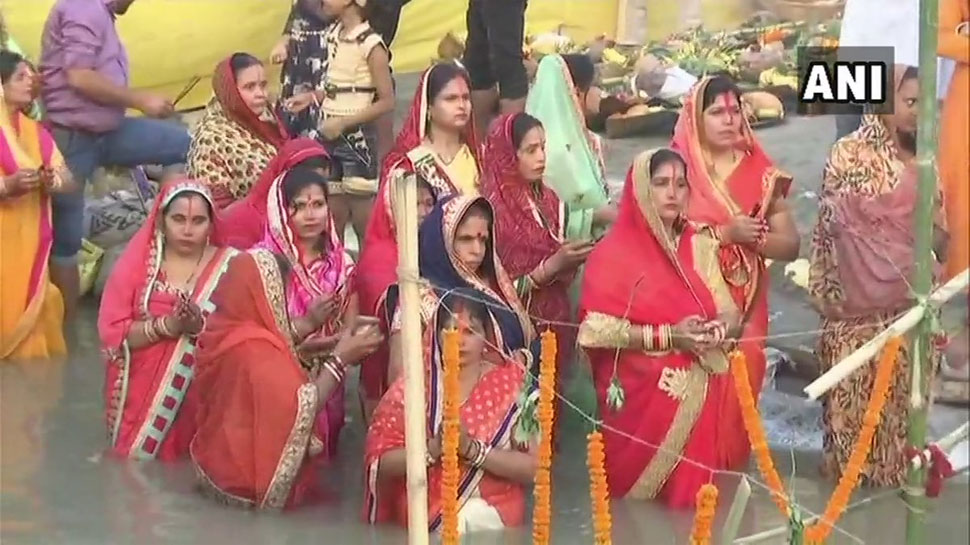 असम में गुवाहाटी के ब्रह्मपुत्र घाट पर मनाया जा रहा छठ पर्व छठ पूजा