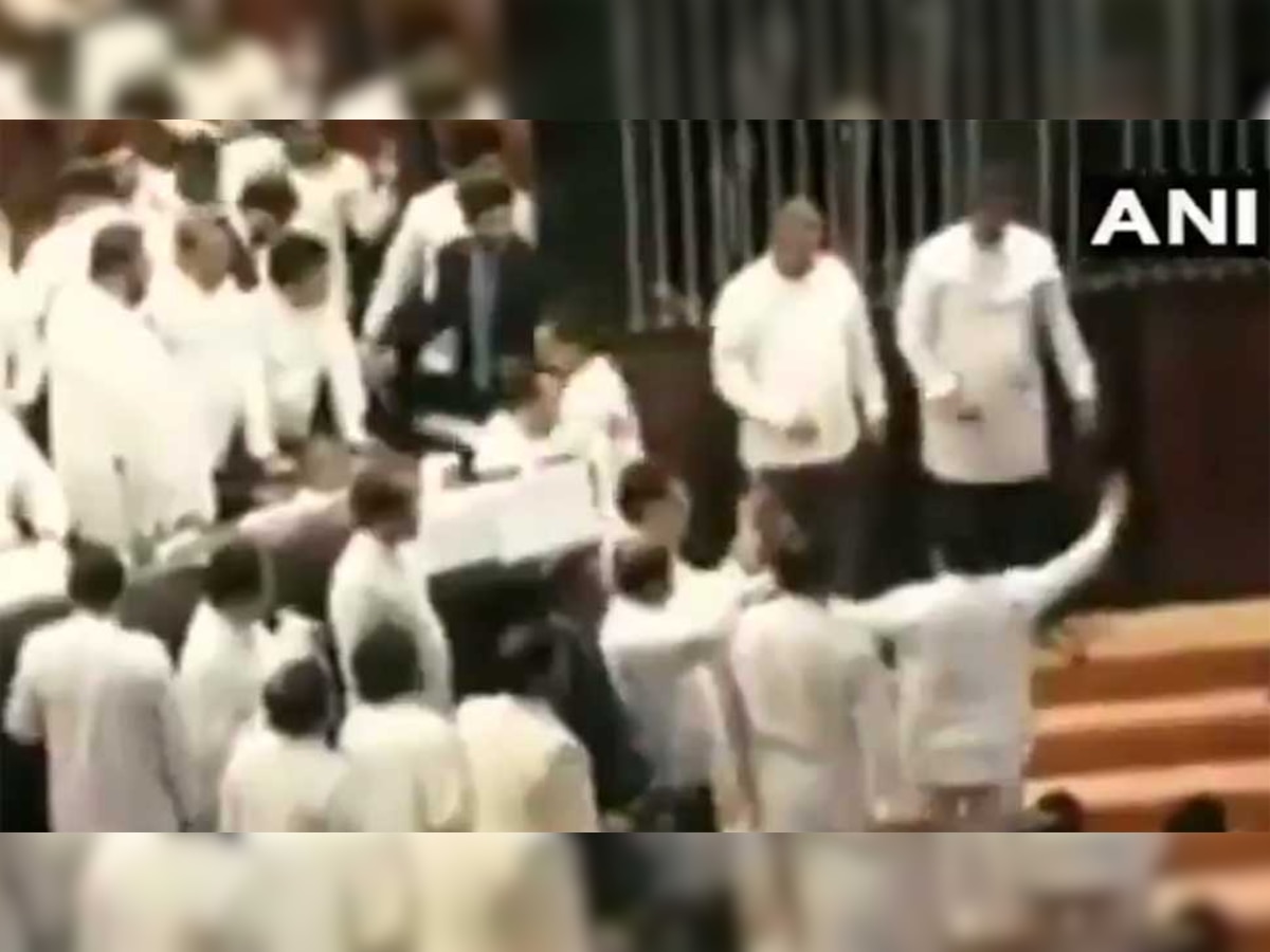 श्रीलंकाई संसद में फिर गतिरोध, सियासी संकट के बीच सोमवार तक स्थगित 