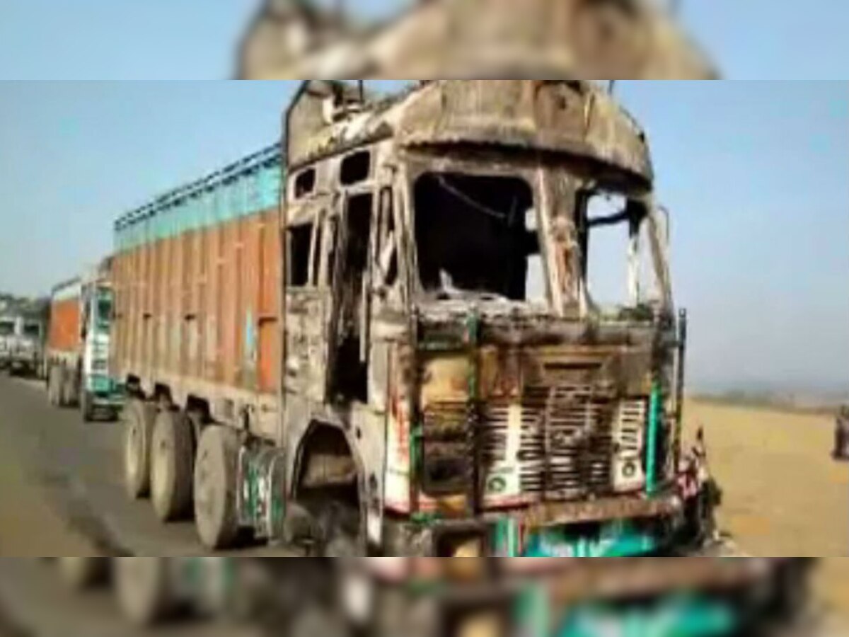 लातेहार जिले में मंगलवार को नक्सलियों ने दो ट्रकों को आग के हवाले कर दिया.