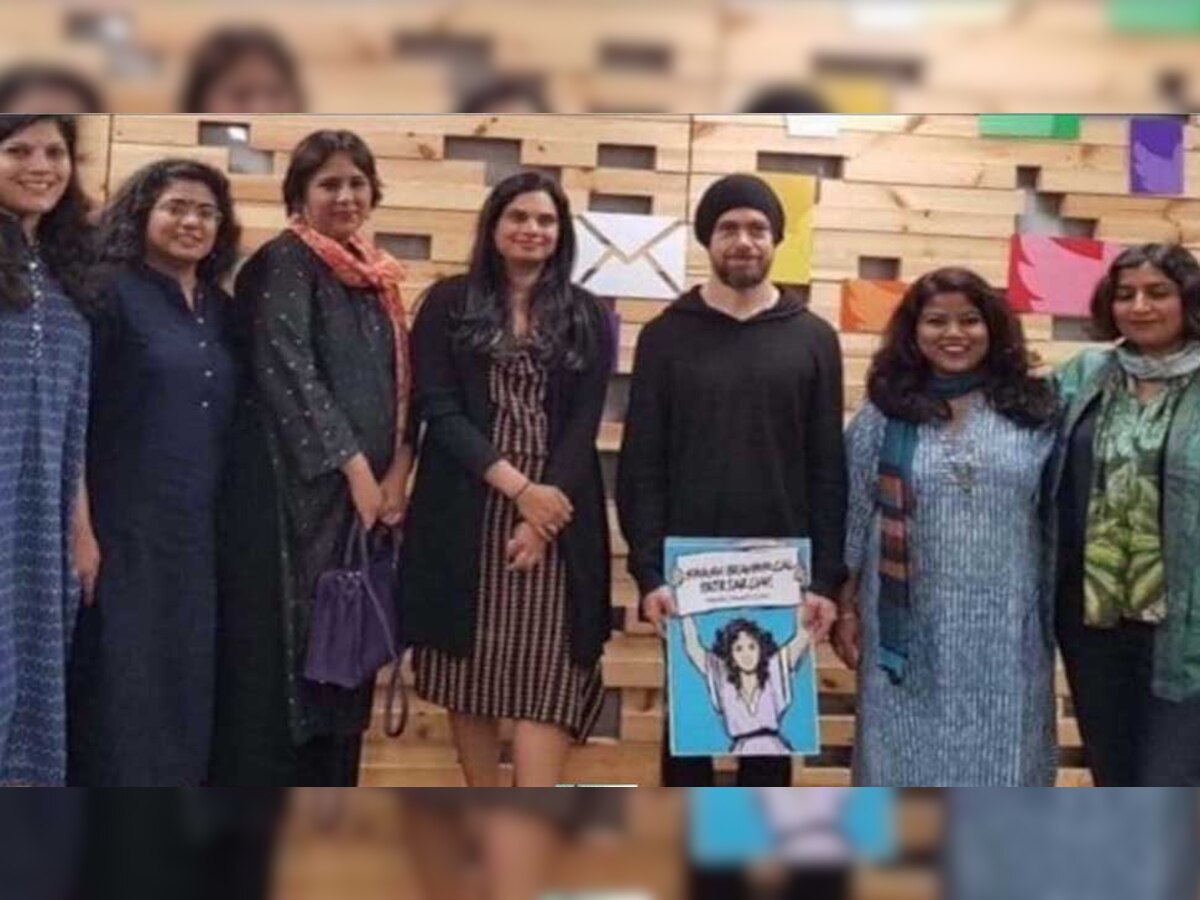 ट्विटर के सीईओ ने ब्राह्मण विरोधी पोस्टर के साथ की तस्वीर की साझा, सोशल मीडिया पर मचा हंगामा