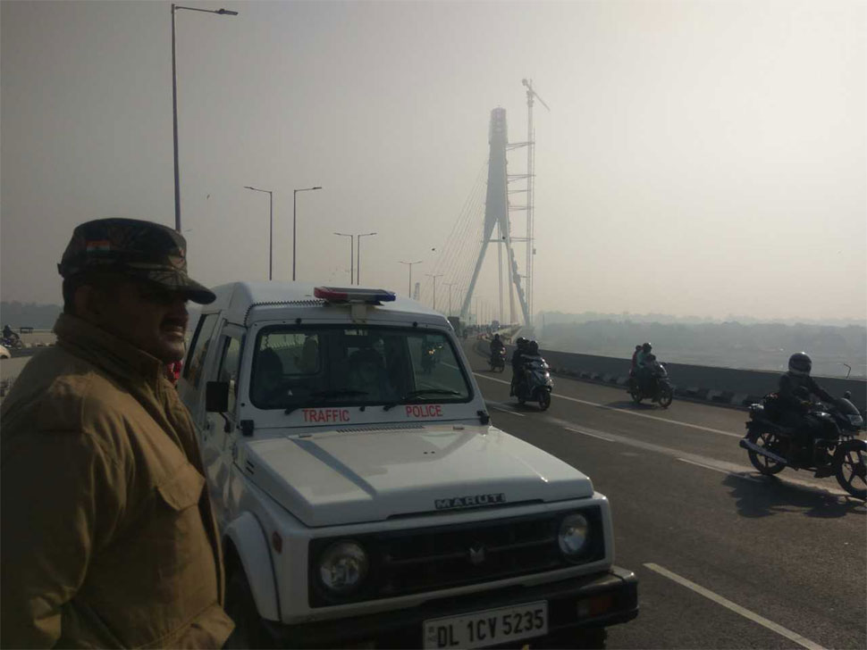 KTM बाइक पर सवार थे दोनों युवक Signature Bridge, Delhi, Bike-Borne