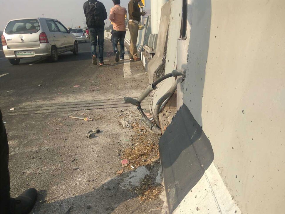 स्टंट करना पड़ा भारी Signature Bridge, Delhi, Bike-Borne