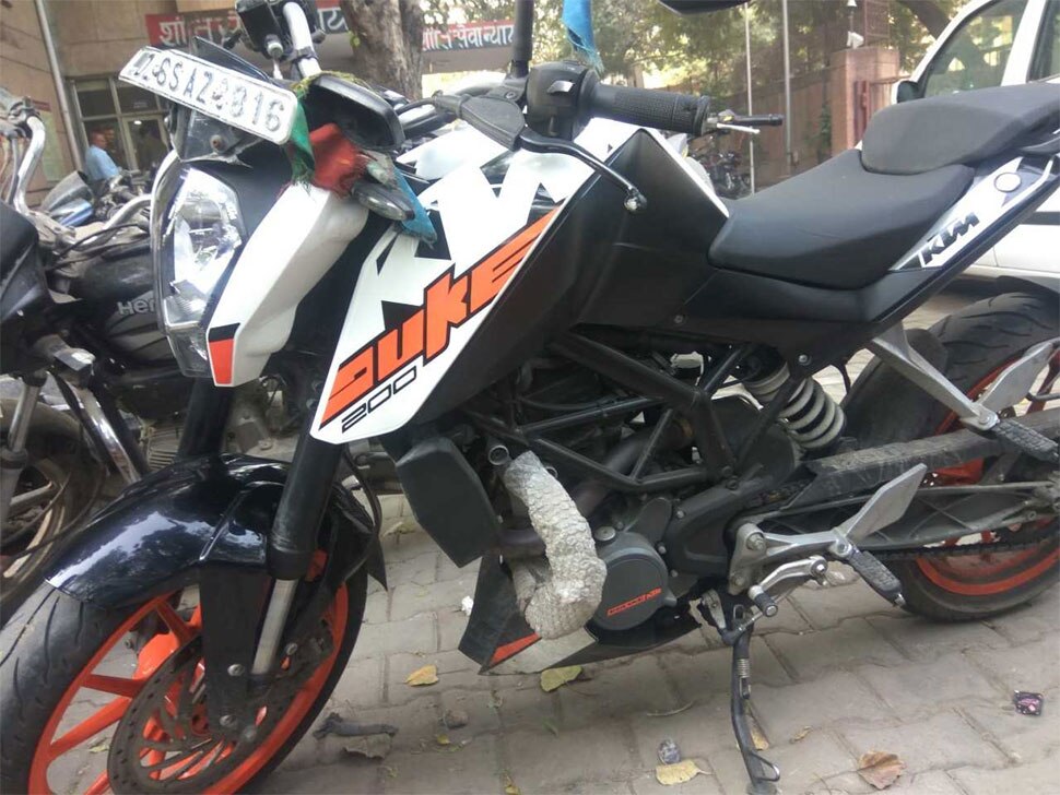 डिवाइडर से टकराने पर गिरे नीचे Signature Bridge, Delhi, Bike-Borne
