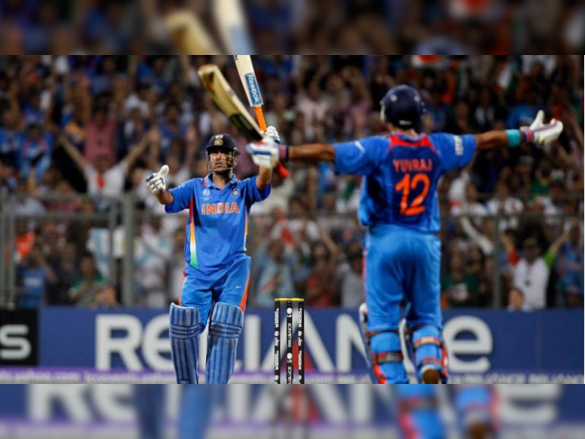 महेंद्र सिंह धोनी ने छक्का जड़कर भारत को दिलाया था वर्ल्ड कप (File Photo/Reuters)