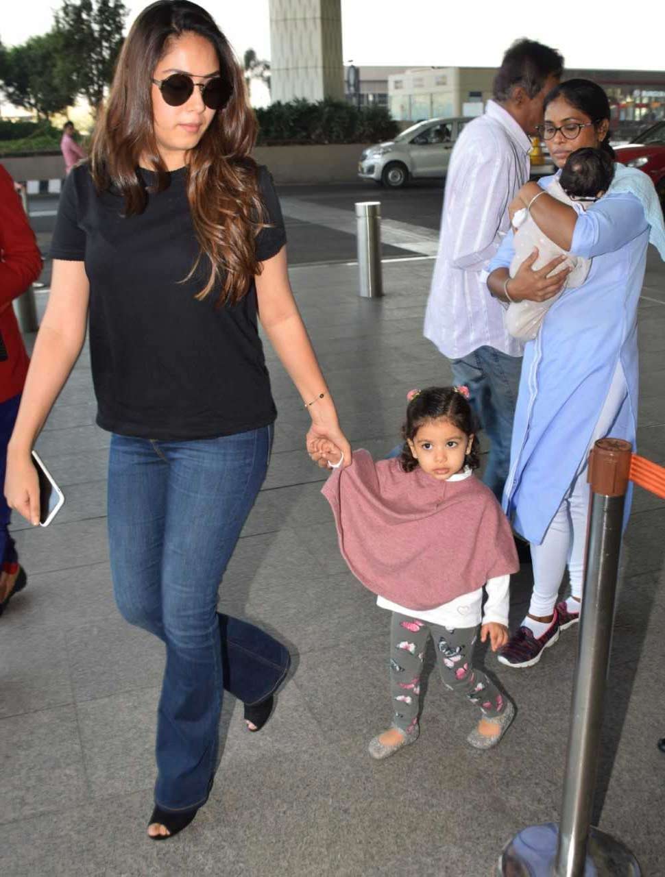 मीशा कपूर पापा शाहिद कपूर की लाडली है Mira Rajput with her kids Misha and Zain