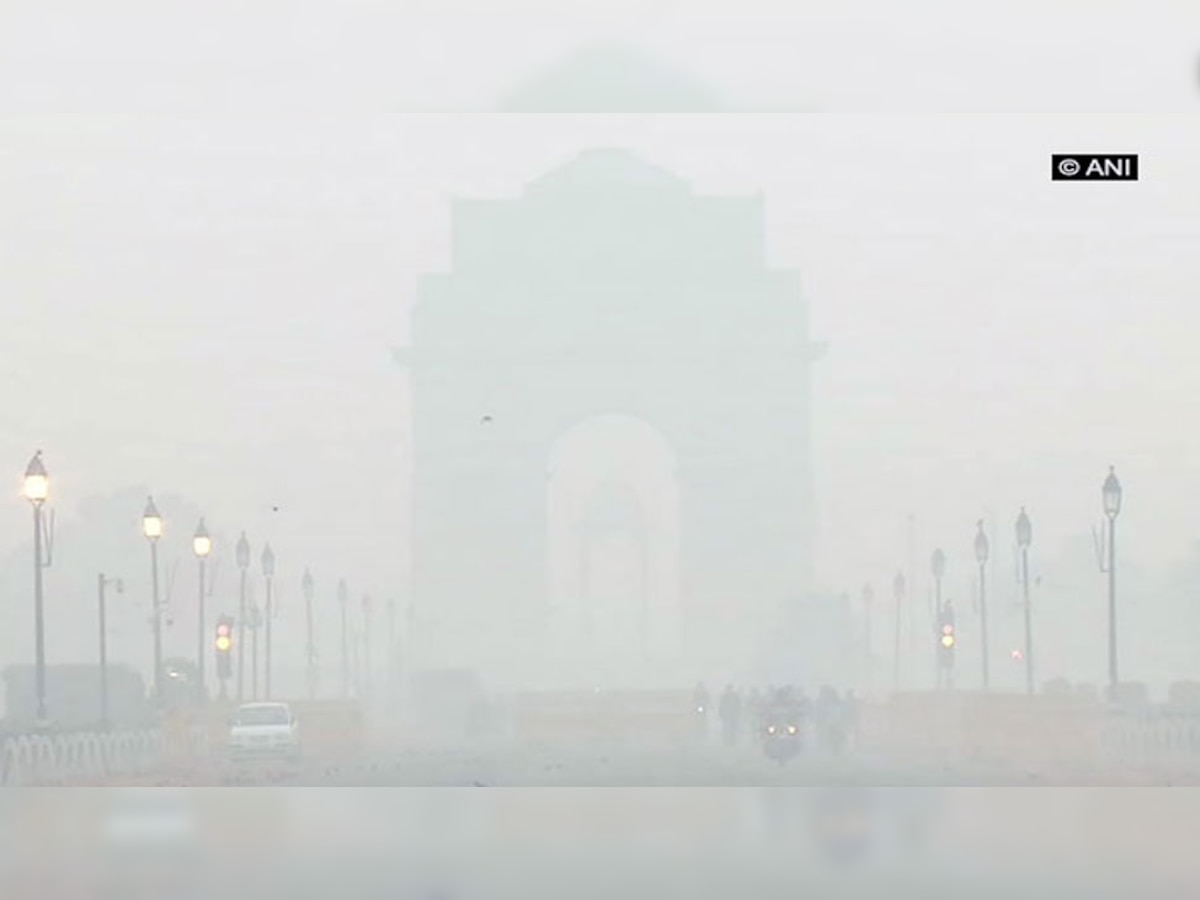 शुक्रवार को दिल्‍ली में वायु प्रदूषण का स्‍तर ऐसा रहा. फोटो ANI 