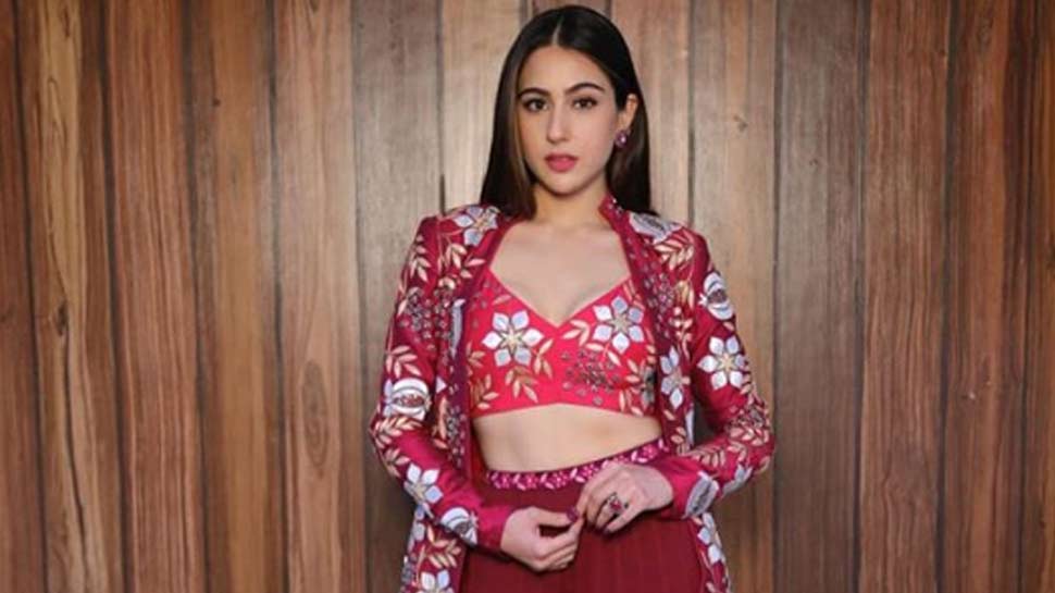 गजब की अदाएं sara in red