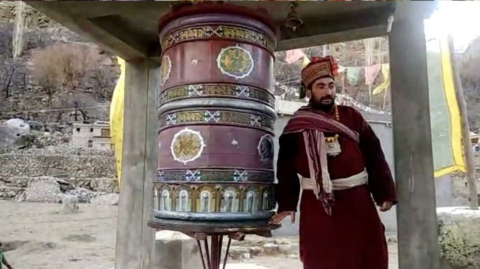 पूरे गांव में दी गई दावत Banquet in whole village