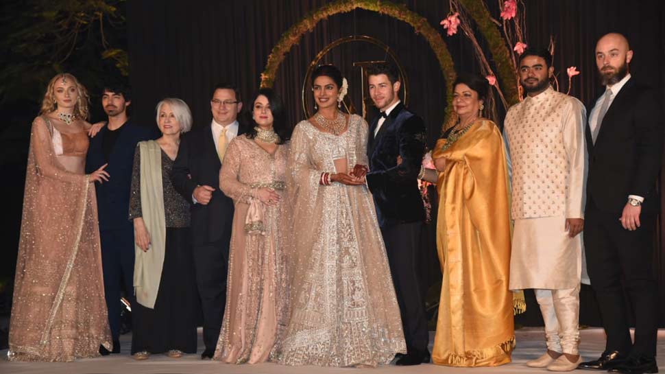 सोफी टर्नर परिवार में ऐसे घुल गईं Sofi with family