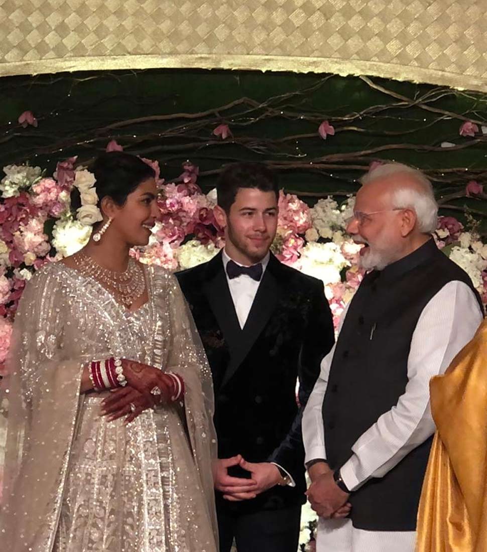 प्रियंका और निक के परिवार के साथ नजर आए पीएम मोदी With New family