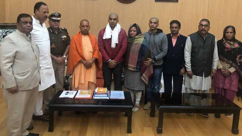 सीएम योगी से इंस्पेक्टर सुबोध कुमार के परिवार ने मुलाकात की. फोटो ANI सीएम योगी से इंस्पेक्टर सुबोध कुमार के परिवार ने मुलाकात की. फोटो ANI
