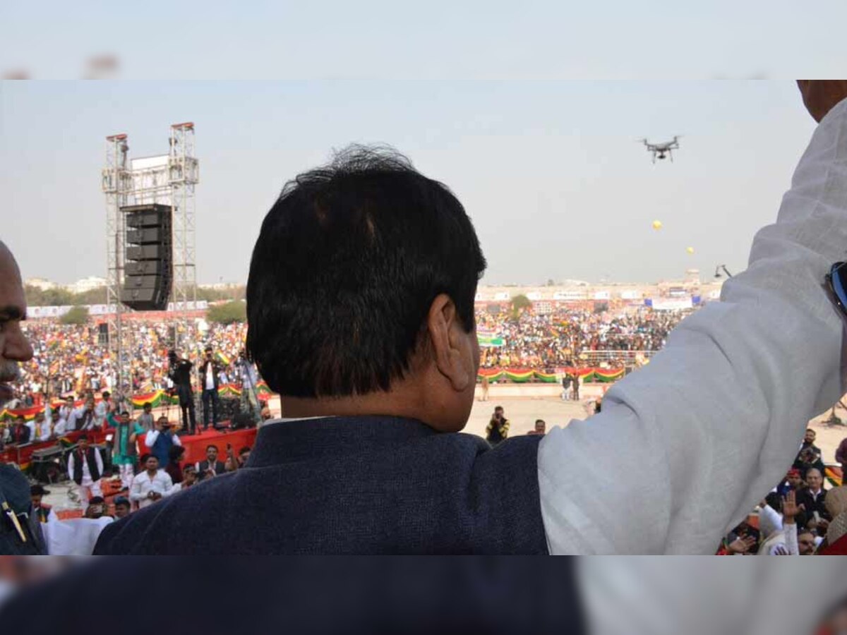जनाक्रोश रैली में उमड़े जनसैलाब से मुखातिब होते प्रसपा-लो के अध्यक्ष शिवपाल सिंह यादव. (फोटो साभार-@shivpalsinghyad)