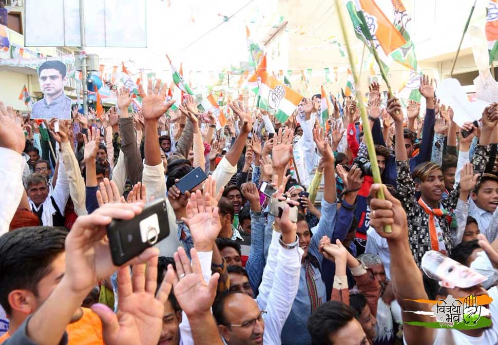 रुझानों के साथ मनने लगा जश्न Rajasthan Elections 2018: worker celebrate at Sachin Pilot home after starting trends