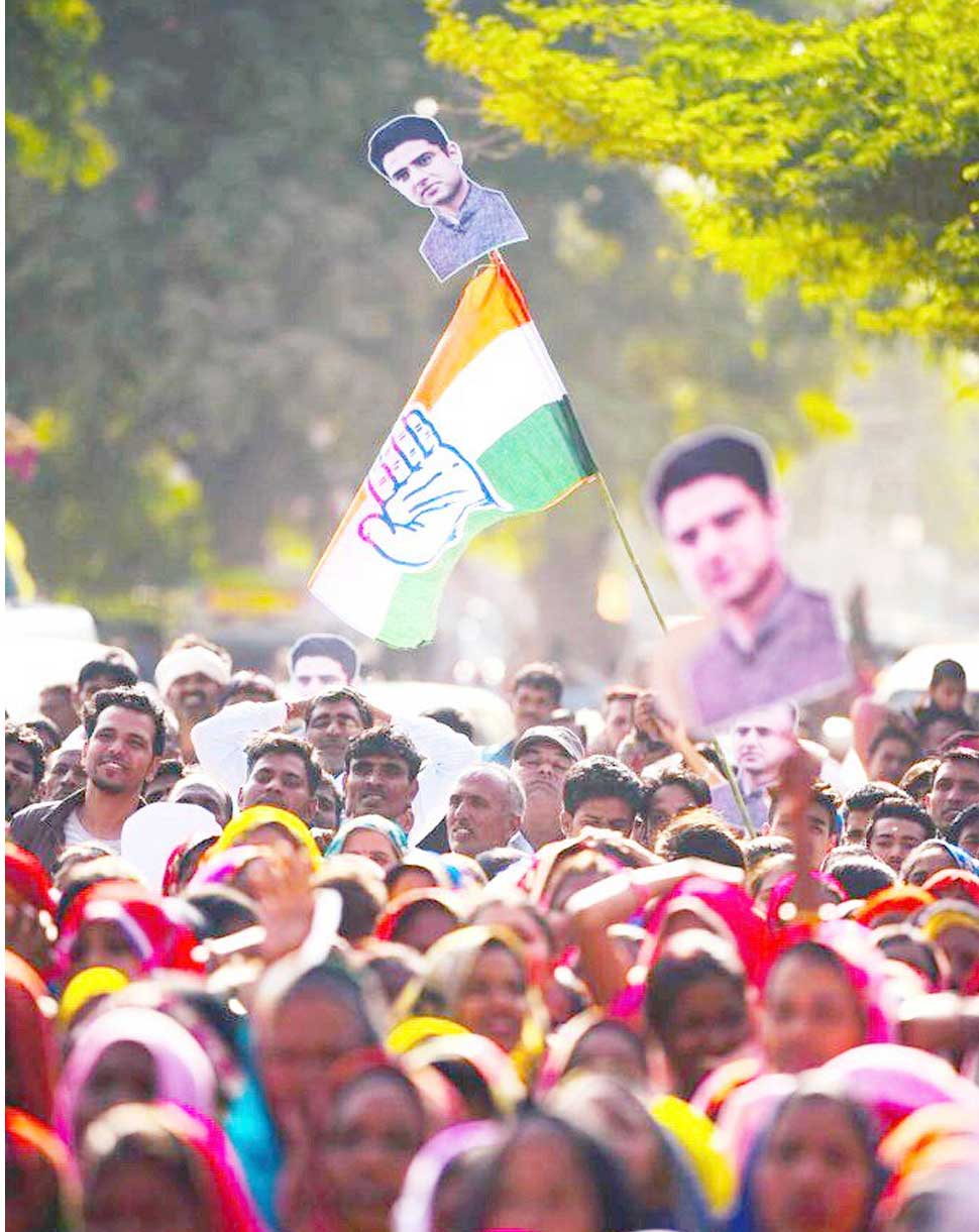 लाए देवी-देवताओं का प्रसाद Rajasthan Elections 2018: worker celebrate at Sachin Pilot home after starting trends