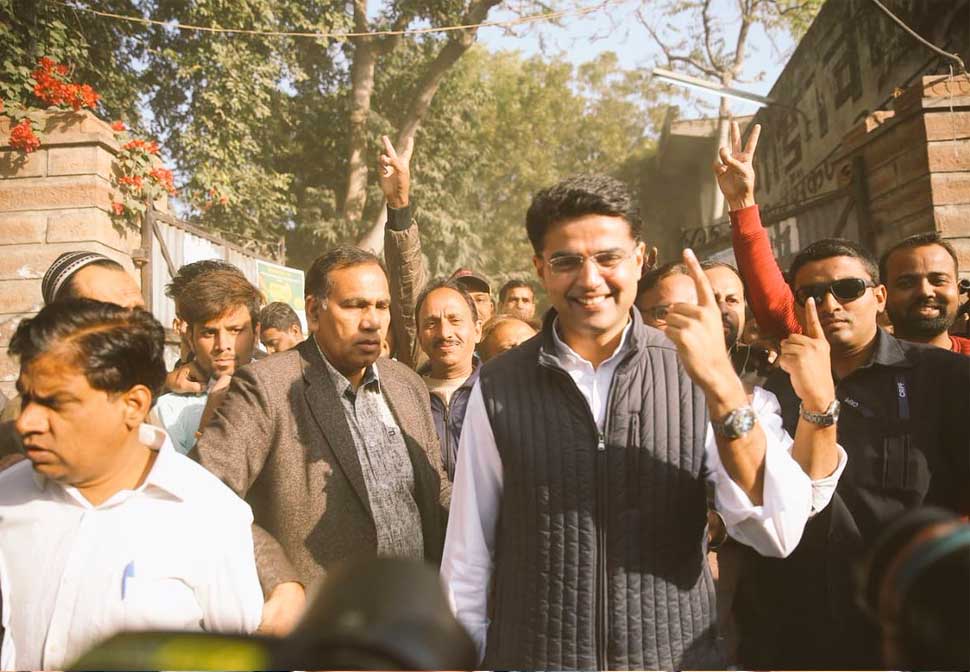 जुटने लगे समर्थक Rajasthan Elections 2018: worker celebrate at Sachin Pilot home after starting trends