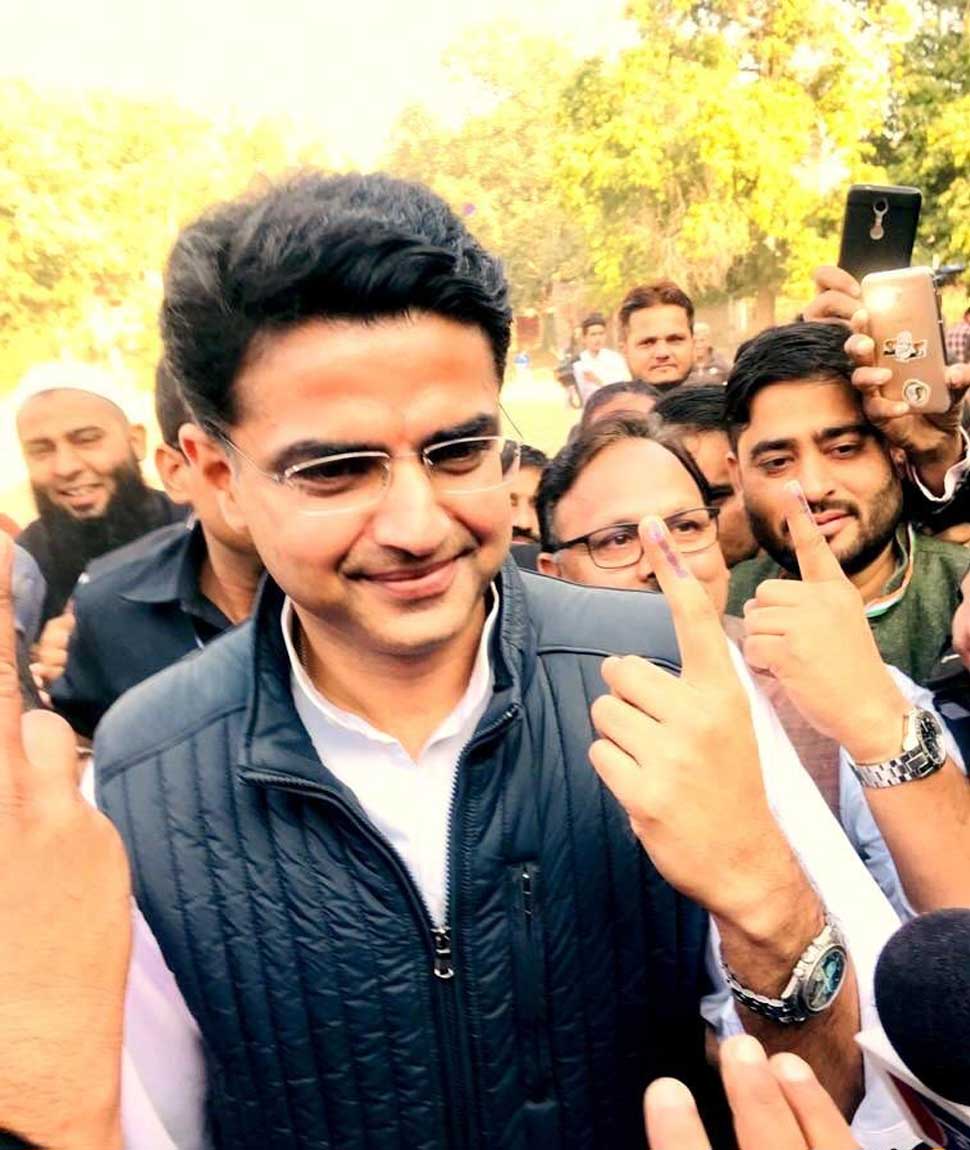 मिठाइयों के साथ तैयार हैं कार्यकर्ता Rajasthan Elections 2018: worker celebrate at Sachin Pilot home after starting trends