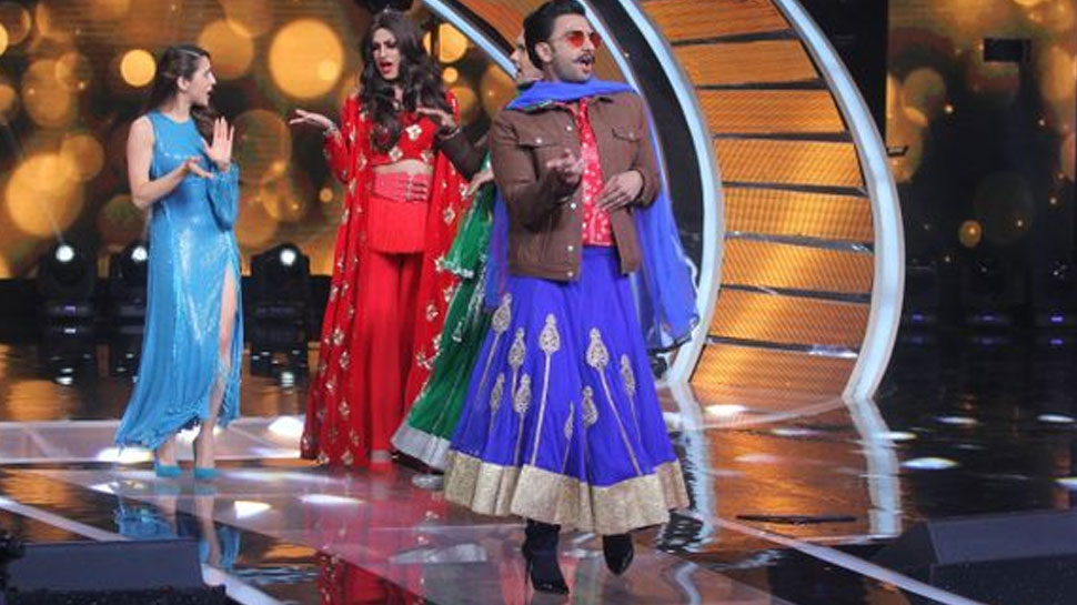 घाघरा और हाई हील्स के साथ रणवीर सिंह ने किया डांस, ऐसा था 'सिंबा' का अंदाज... घाघरा और हाई हील्स के साथ रणवीर सिंह ने किया डांस, ऐसा था 'सिंबा' का अंदाज...