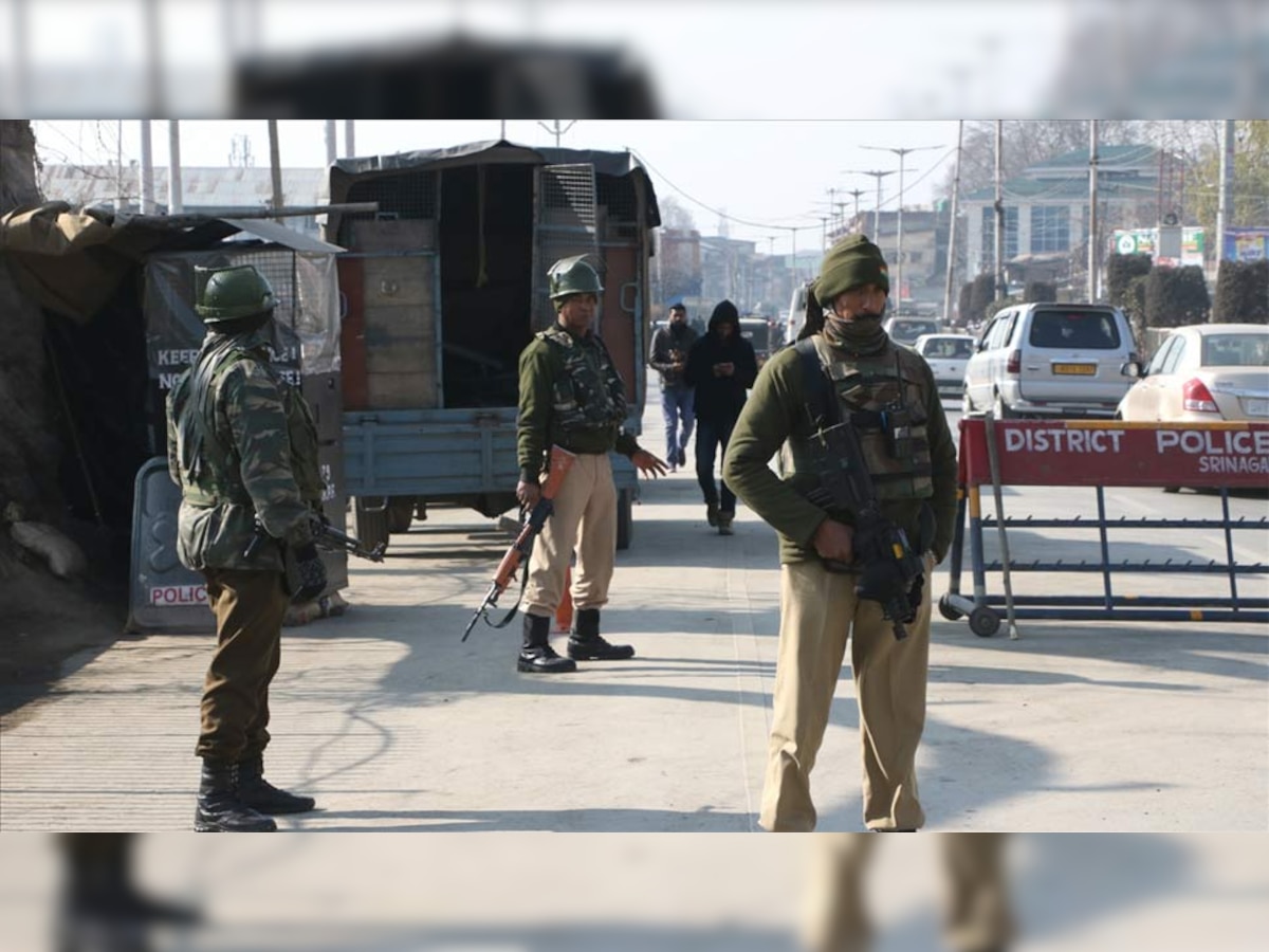 पुलवामा मुठभेड़ के बाद श्रीनगर में सुरक्षा बढ़ा दी गई. (फोटो साभार - IANS)