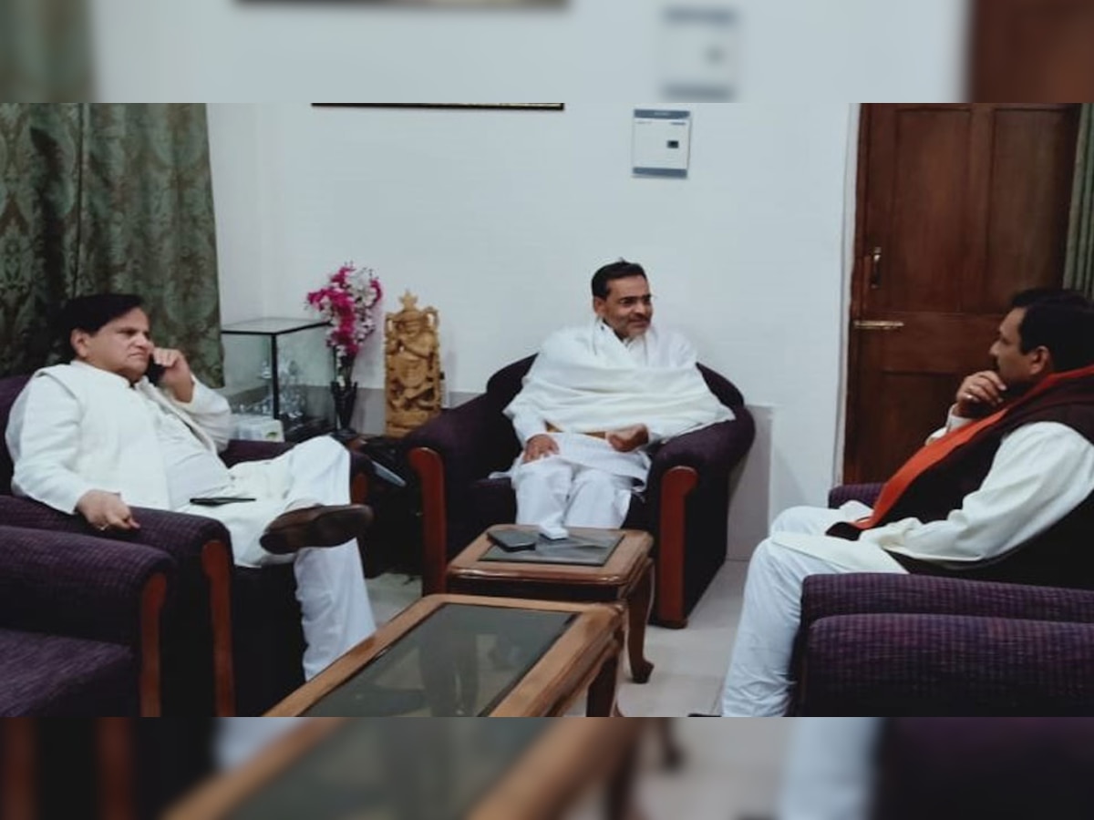 उपेंद्र कुशवाहा कांग्रेस नेता अहमद पटेल से मुलाकात की. (फोटो साभारः Twitter)