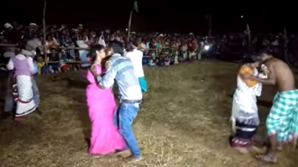 VIDEO: कपल्स के अनोखे कॉम्पिटिशन पर रोक, सबसे ज्यादा देर तक 'चुंबन' करने पर मिलता है इनाम