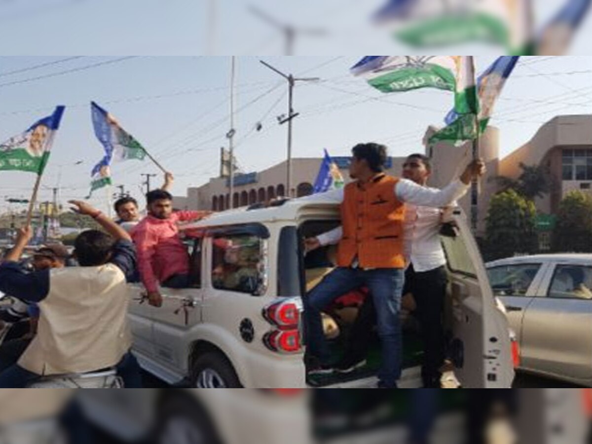 पटना की सड़कों पर आरएलएसपी के समर्थक मचा रहे थे हुड़दंग.