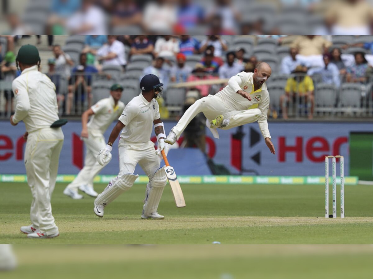 उमेश यादव के शॉट पर गेंद को पकड़ने की कोशिश करते ऑस्ट्रेलिया के स्पिनर नाथन लॉयन. (फोटो: PTI) 