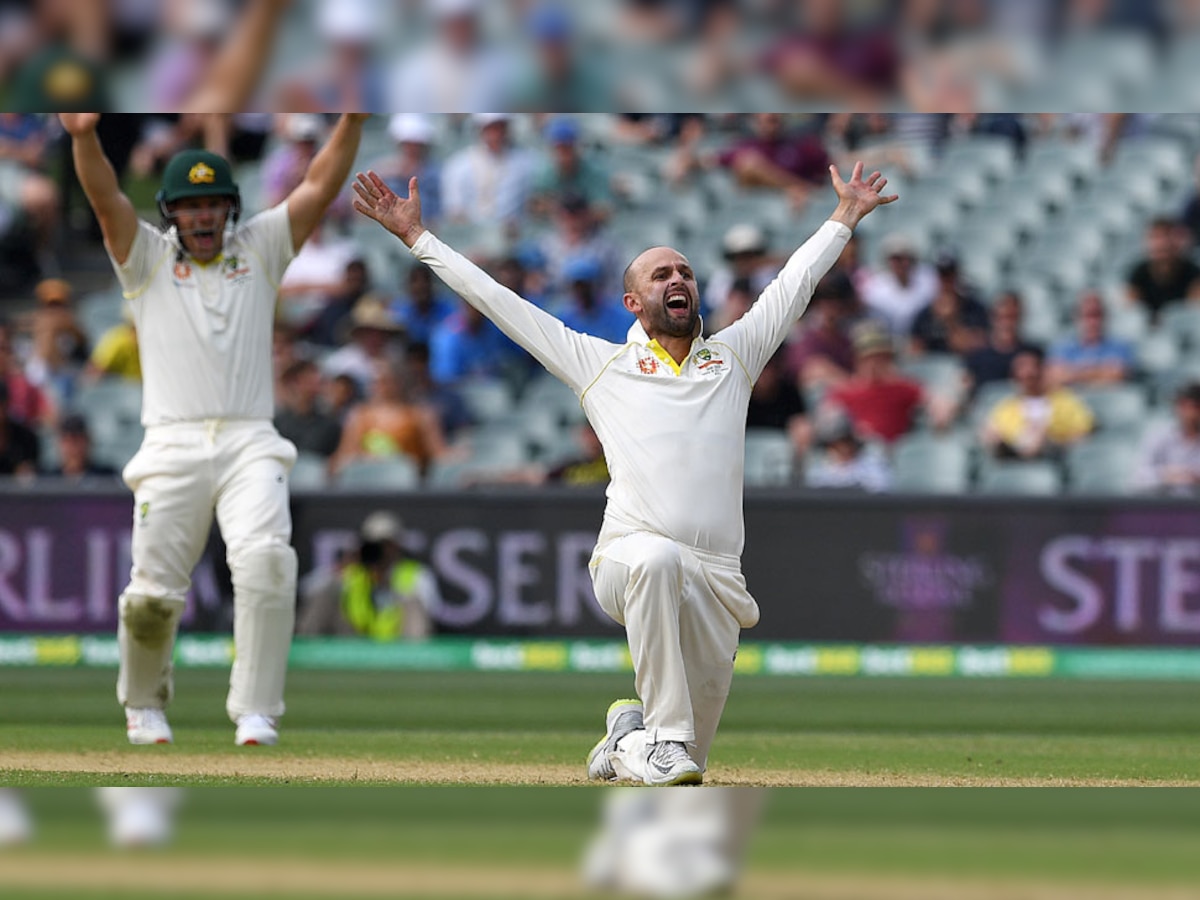 नाथन लॉयन भारत और ऑस्ट्रेलिया की मौजूदा सीरीज में दो बार पारी में 5 या इससे अधिक विकेट लेने वाले एकमात्र गेंदबाज हैं. (फोटो: Reuters) 