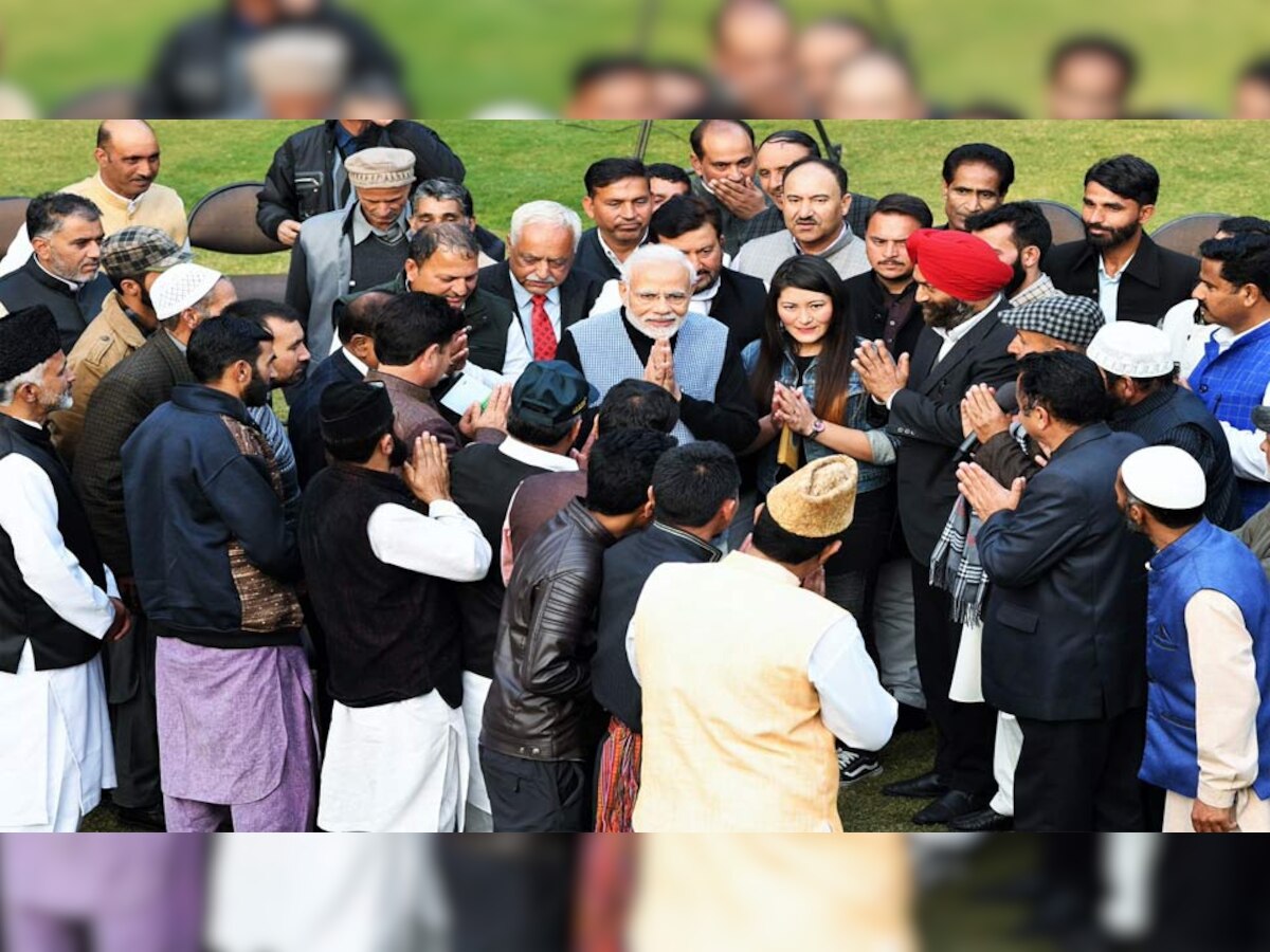 प्रधानमंत्री ने सरपंचों से आग्रह किया कि वे लोगों के कल्‍याण और उत्‍थान के लिए प्रयास करें.  (फोटो साभार- @PIB_India)