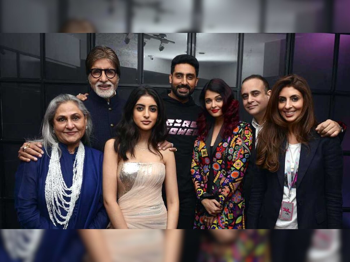 अपने बेटे-बेटी और पूरे परिवार के साथ अमिताभ बच्‍चन. (फोटो साभार @amitabhbachchan/Instagram)