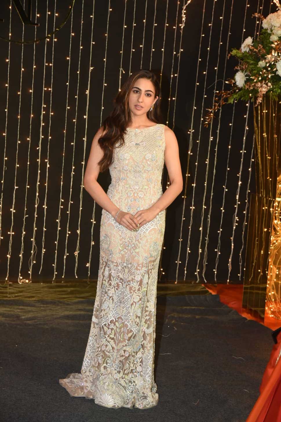इंडो-वेस्टर्न ड्रेस में दिखीं प्रियंका Priyanka-Nick Mumbai reception