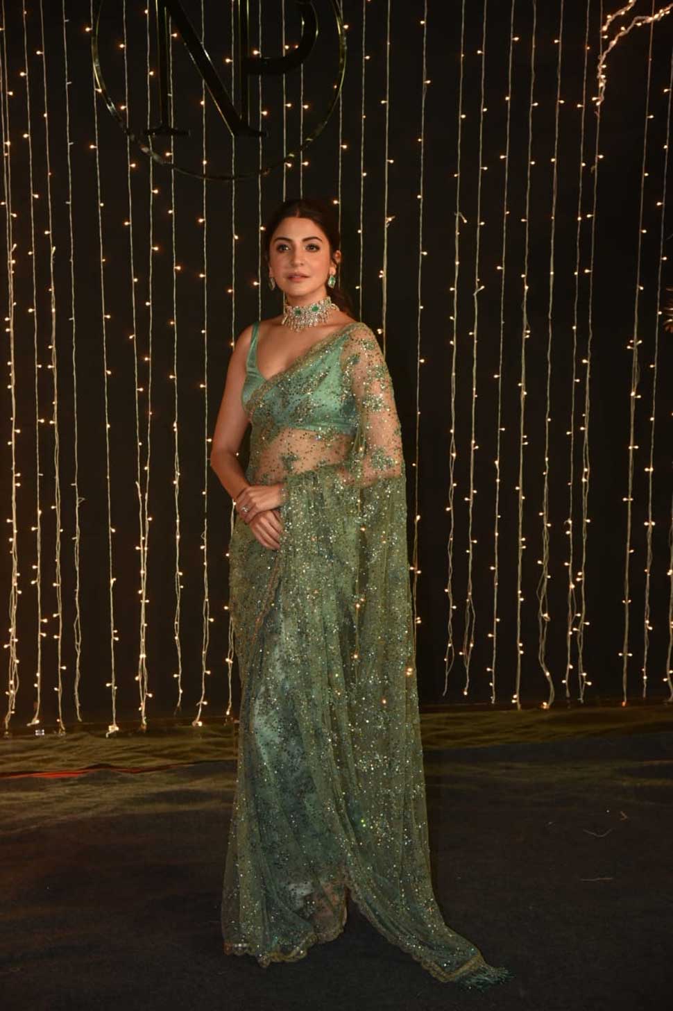 सब्यसाची द्वारा डिजाइन किया गया ड्रेस Priyanka-Nick Mumbai reception