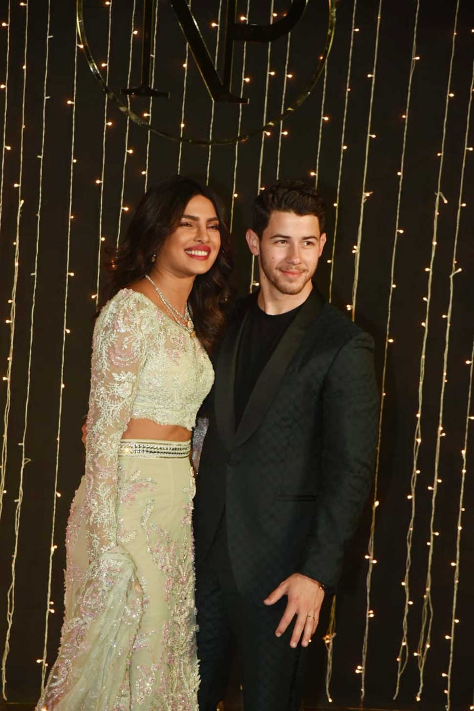 लहंगे में लाल धागे की कढ़ाई Priyanka-Nick Mumbai reception