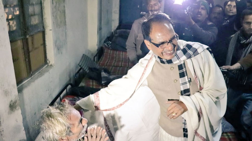 former cm shivraj singh chauhan walk out on road at a winter night