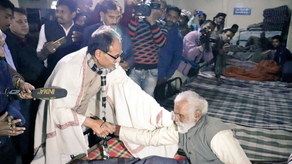 former cm shivraj singh chauhan walk out on road at a winter night