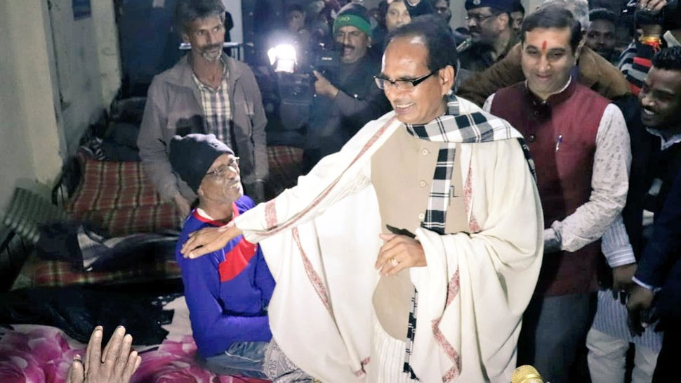 former cm shivraj singh chauhan walk out on road at a winter night