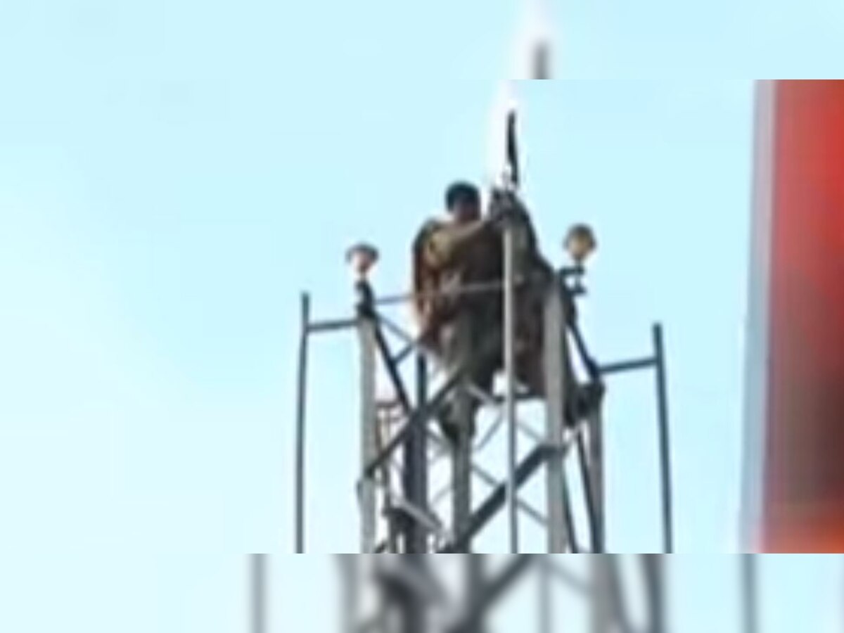 मोबाइल टावर पर चढ़ा युवक. फोटो ARY news