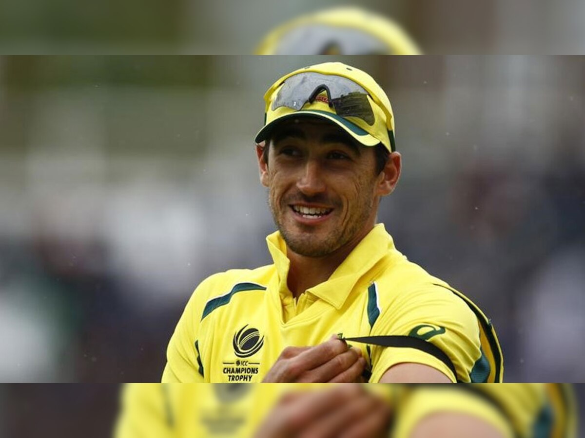 मिचेल स्टार्क का मानना है कि पिच पर दरारें प्रतिस्पर्धी क्रिकेट के लिए अच्छी होती हैं. (फोटो: Reuters)
