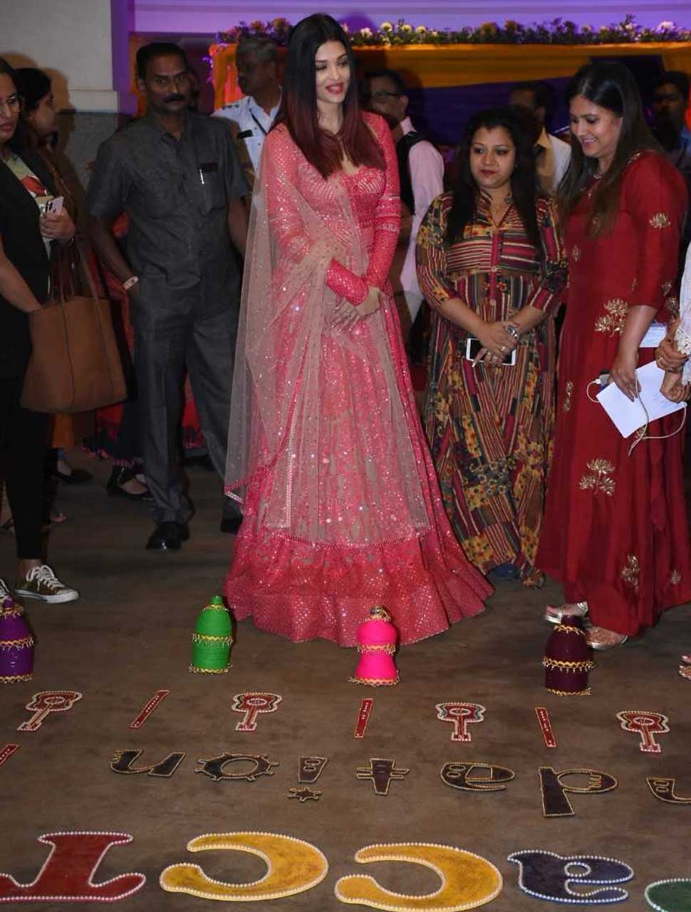 ऐश्वर्या ने देखी रंगोलियां Aishwarya with rangoli