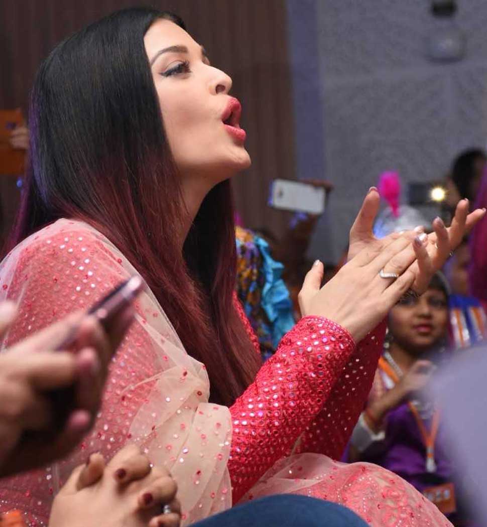 ऐश्वर्या ने किया एंजॉय Aishwarya enjoing