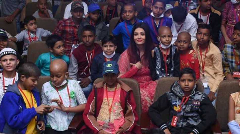 बच्चों के बीच बैठकर देखा शो Aishwarya with kids