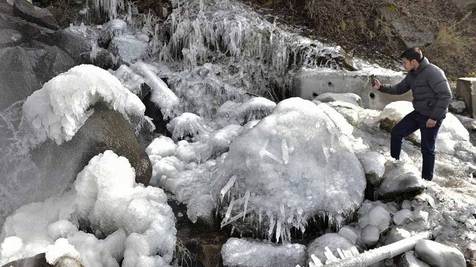 ठंड ने बढ़ाई मुसीबत Freezing trouble