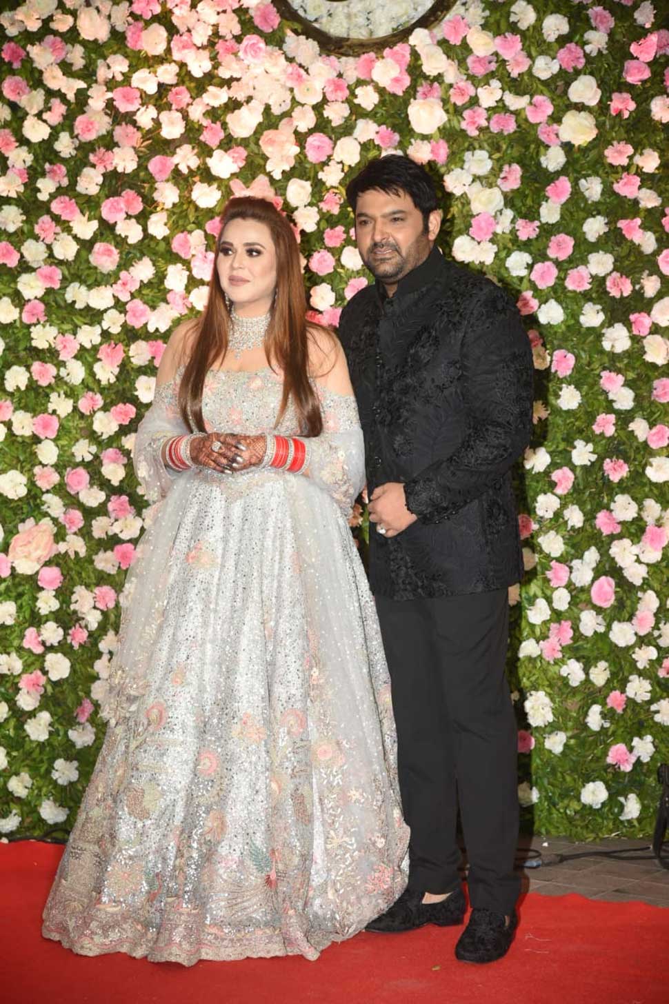 ब्लैक कलर के कोट पैंट में नजर आए कपिल Kapil Sharma Reception Party