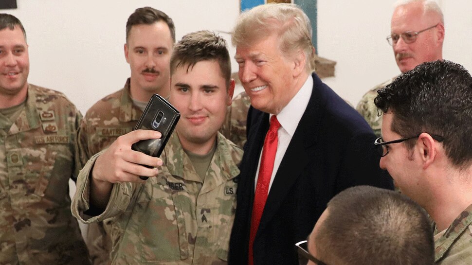 सेल्फी लेने की होड़ Donald trump visit Iraq for Christmas celebrations-3