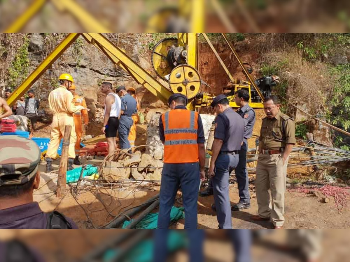 ईस्ट जयंतिया हिल्स जिले में स्थित खदान में फंसे खनिकों को निकालने का प्रयास जारी. फोटो IANS