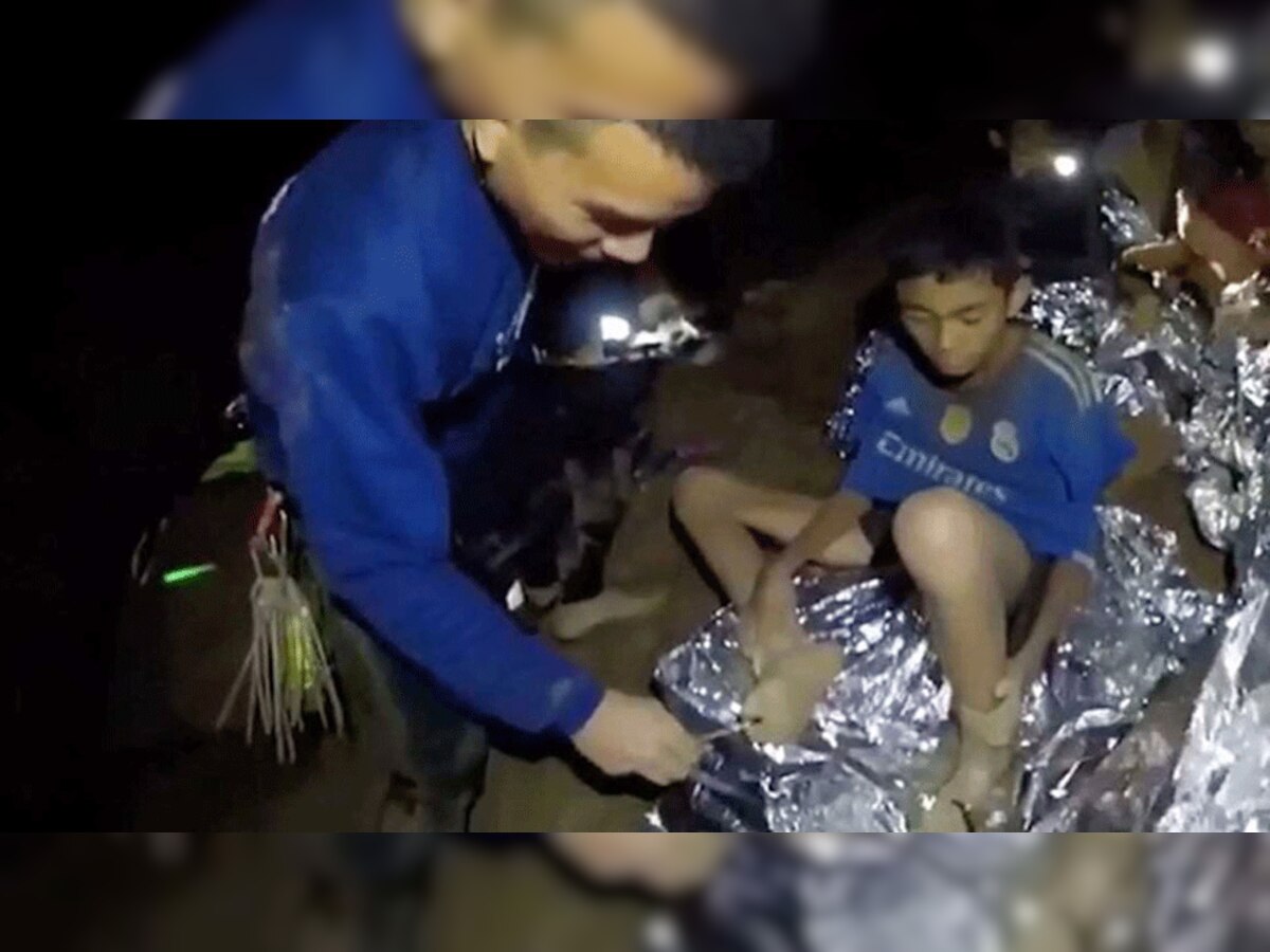 थाईलैंड की गुफा से बच्चों को निकालते गोताखोर. (फाइल फोटो)