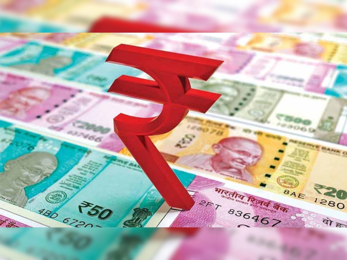 हालांकि पूरे साल के दौरान रुपये में 509 पैसे यानी 9.23 प्रतिशत की गिरावट दर्ज की गई. 