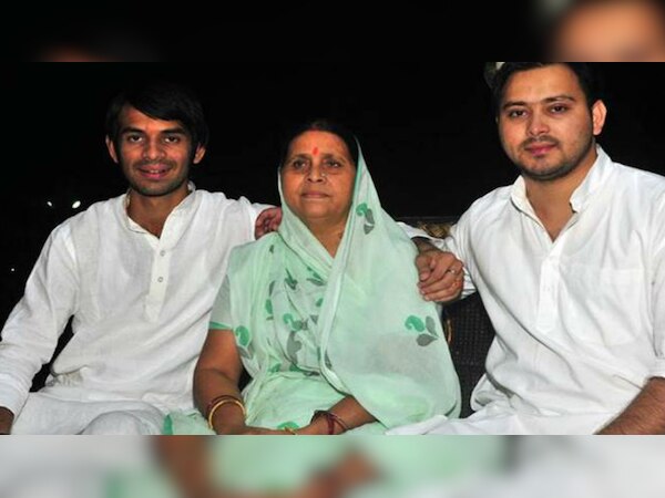 मां राबड़ी देवी भी आवास से निकलते वक्त काफी इमोशनल दिख रही थीं. (फाइल फोटो)