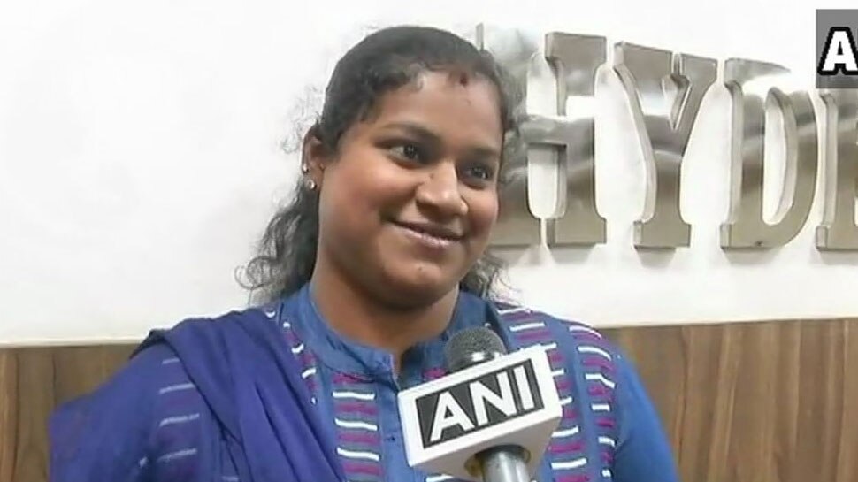 लगातार रो रही थी 2 माह की अजनबी बच्ची, महिला कांस्टेबल ने थाने में कराया स्तनपान