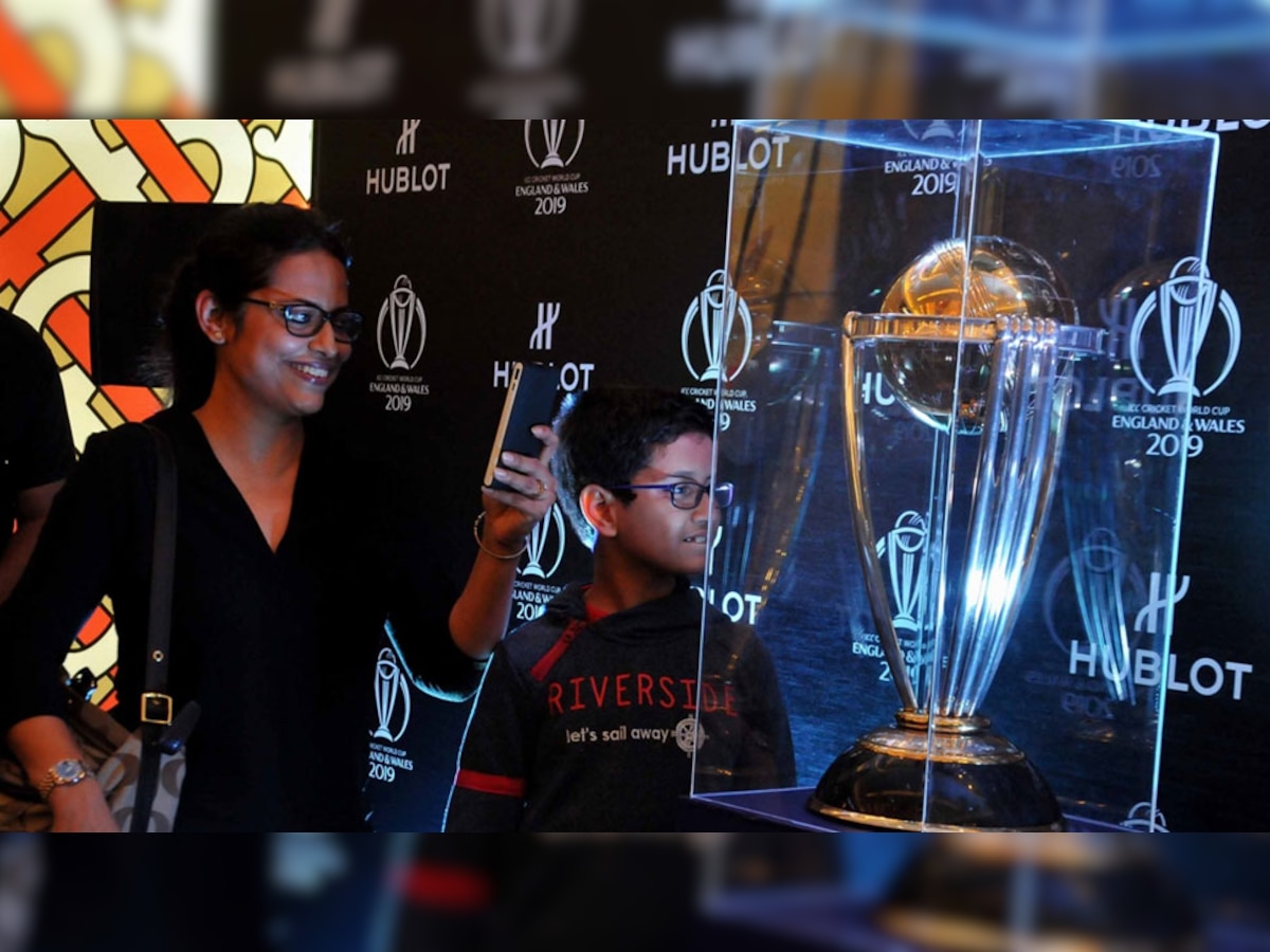 आईसीसी वर्ल्ड कप ट्रॉफी के साथ कोलकाता के बच्चे. यह ट्रॉफी वर्ल्ड टूर के तहत 14 दिसंबर को कोलकाता में थी. (फोटो: IANS) 